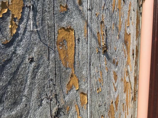 表面の塗料がはがれ灰色になった外壁